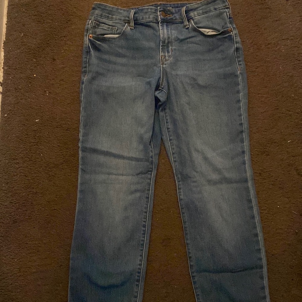 Mid rise tight fitting jeans